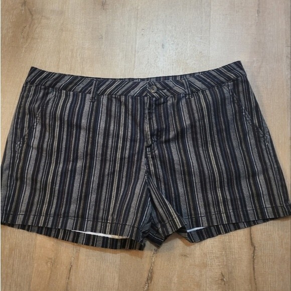 Ana Stitched Striped Shorts Size 18 - Picture 1 of 6